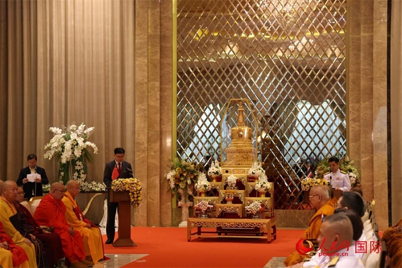 中泰兩國代表在曼谷廊曼軍用機(jī)場舉辦的迎請(qǐng)儀式上致辭。人民網(wǎng)記者楊一攝