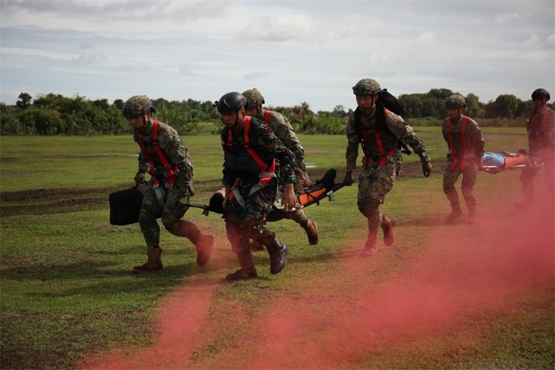 中印尼雙方空降兵隊(duì)員空降至指定地域后，迅速展開“傷病員”救治和轉(zhuǎn)移。段江山攝