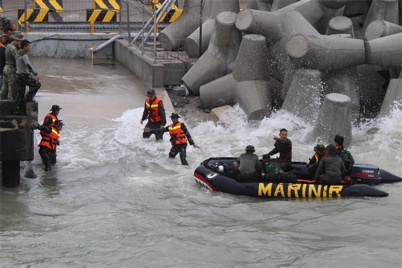 中印尼雙方海軍參演官兵協(xié)力將“落水人員”救上橡皮艇。周宇攝