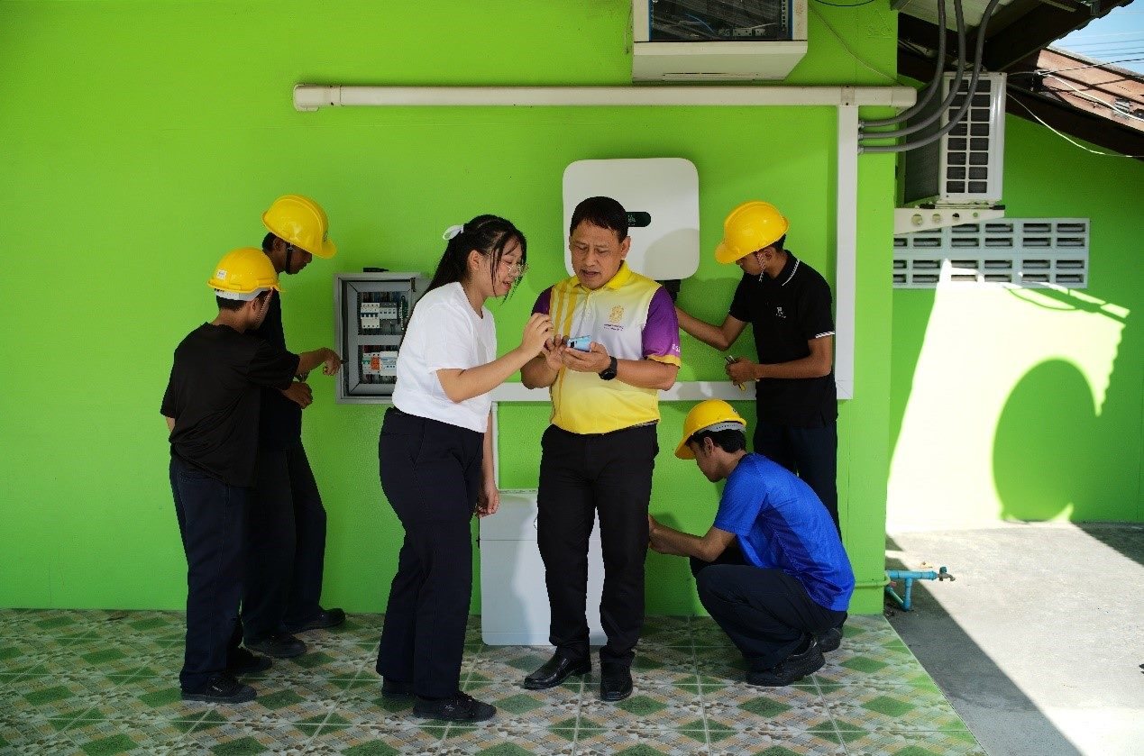 工作人員為當地泰國老師講解說明。主辦方供圖