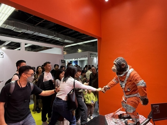 本土原創(chuàng)公司JIN ARTS帶領(lǐng)仿生機器人亮相廣州設(shè)計周11號館。（受訪者供圖）