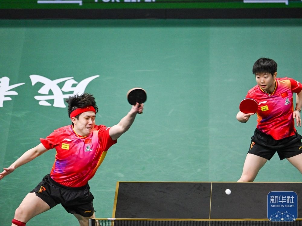 ↑中國隊(duì)組合王楚欽（左）/孫穎莎在混雙比賽中。新華社記者 王曦 攝