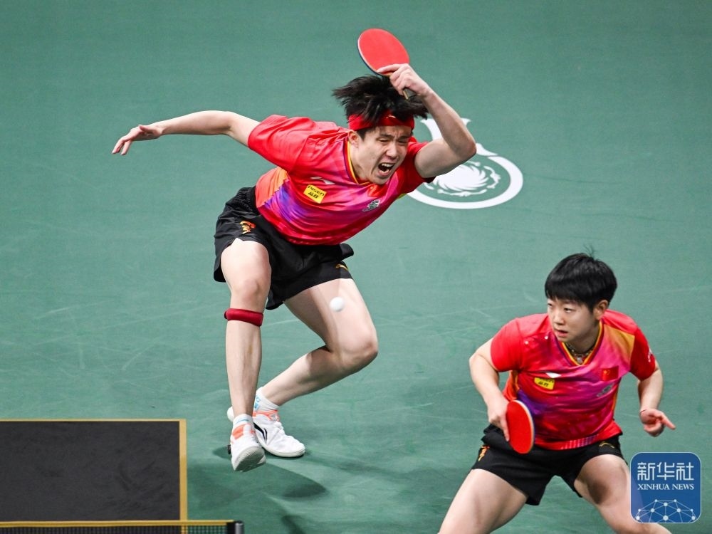 ↑中國隊(duì)組合王楚欽（左）/孫穎莎在混雙比賽中。新華社記者 王曦 攝