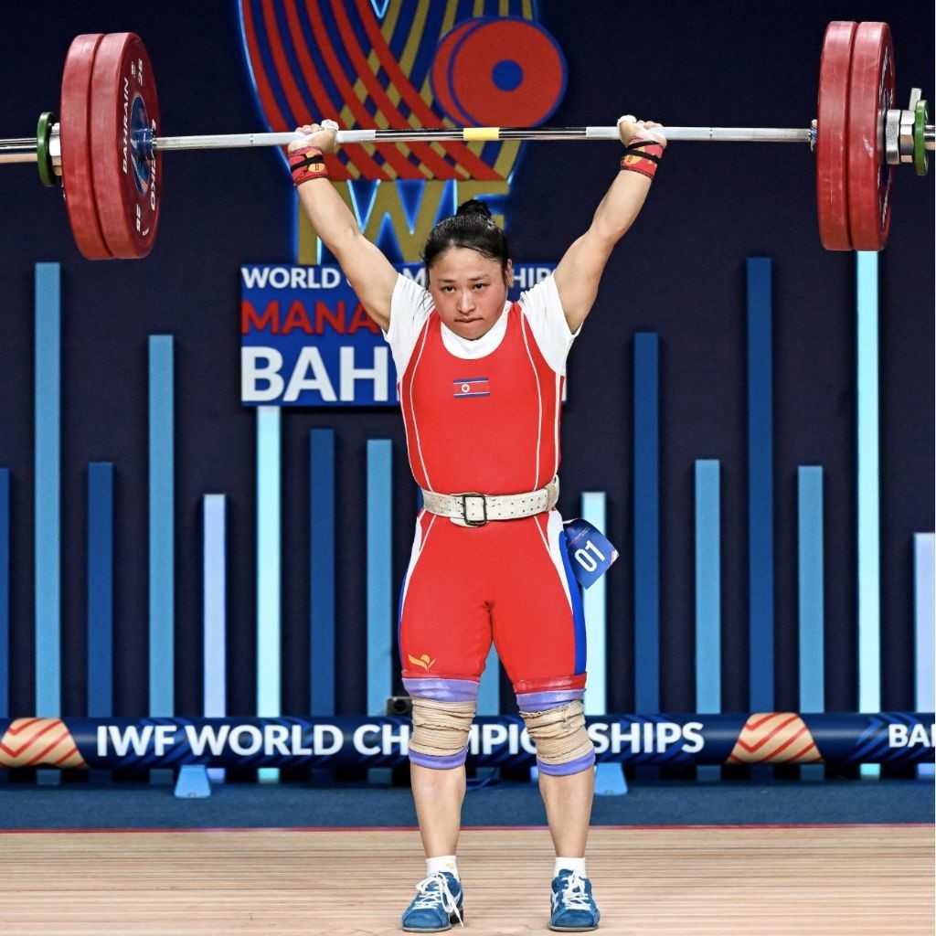 圖為李盛金在比賽中。圖片來(lái)源于國(guó)際舉重聯(lián)合會(huì)官網(wǎng)