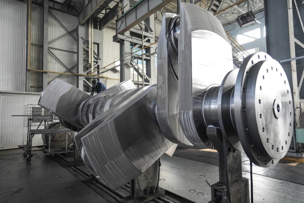 2024年1月11日，工人在大連華銳船用曲軸有限公司加工車間加工產(chǎn)品。新華社記者 潘昱龍 攝