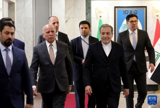 12月6日，伊拉克副總理兼外長(zhǎng)侯賽因（中左）在巴格達(dá)會(huì)見(jiàn)伊朗外長(zhǎng)阿拉格齊（中右）。新華社發(fā)（哈利勒·達(dá)伍德攝）