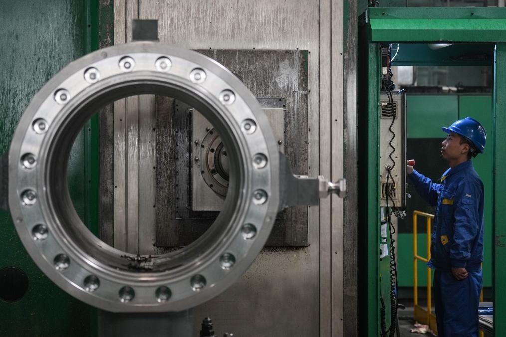 2023年2月14日，沈陽(yáng)鼓風(fēng)機(jī)集團(tuán)股份有限公司的工人在車間工作。新華社記者 潘昱龍 攝