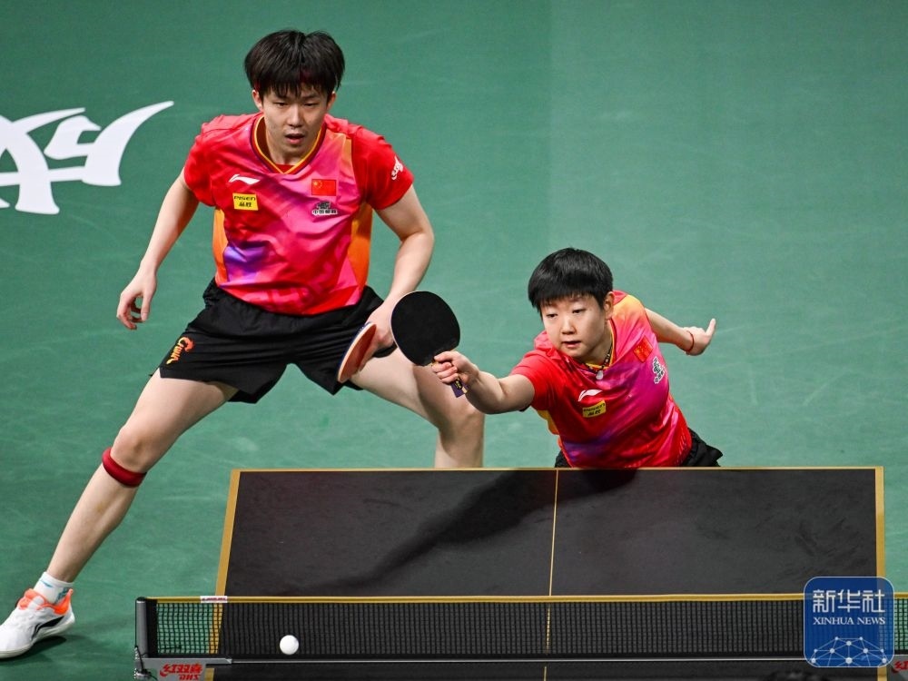 ↑中國隊(duì)組合王楚欽/孫穎莎（右）在混雙比賽中。新華社記者 王曦 攝