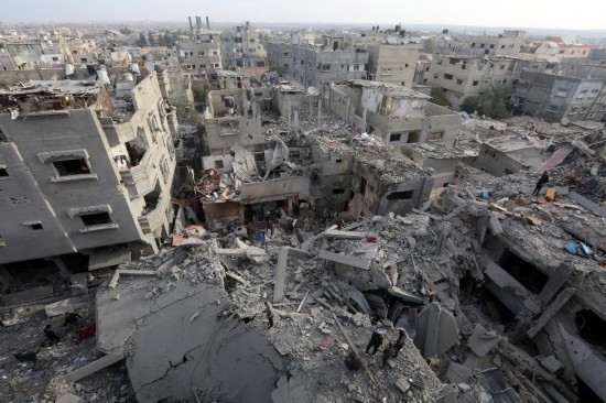 這是12月7日在加沙地帶中部努賽賴特難民營拍攝的遭以軍轟炸后的建筑廢墟。新華社發(fā)（里澤克·阿卜杜勒賈瓦德攝）