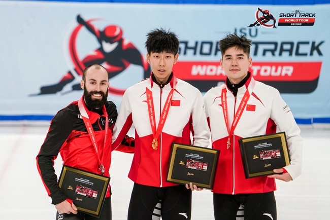 男子500米頒獎儀式，中國選手孫龍(中)奪得冠軍，加拿大選手杜博伊斯(左)獲得亞軍，中國選手劉少昂獲得季軍。賽事組委會供圖