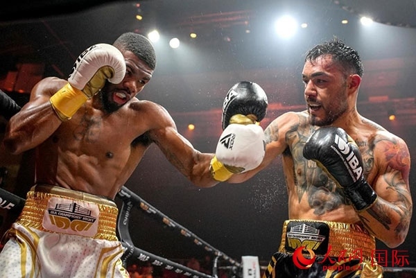 來自剛果民主共和國的帕特里克·穆卡拉（右）獲得了非洲80公斤級冠軍。人民網(wǎng) 塔里克·易卜拉欣攝