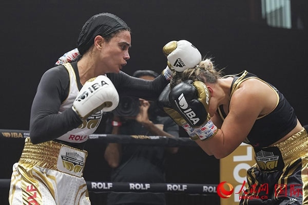 來自伊朗和羅馬尼亞的女選手進(jìn)行了墊場賽。人民網(wǎng) 塔里克·易卜拉欣攝