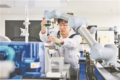 廣東省深圳市科研人員在實驗室調試智能機器人。視覺中國供圖