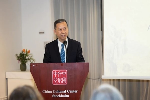 中國(guó)駐瑞典大使崔愛(ài)民在畫展開(kāi)幕式上致辭。中國(guó)駐瑞典大使館供圖