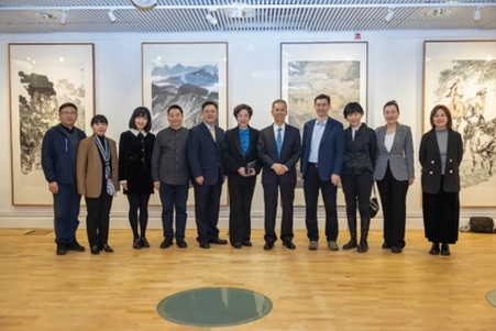 中國(guó)駐瑞典大使崔愛(ài)民與畫展主辦方人員合影。中國(guó)駐瑞典大使館供圖