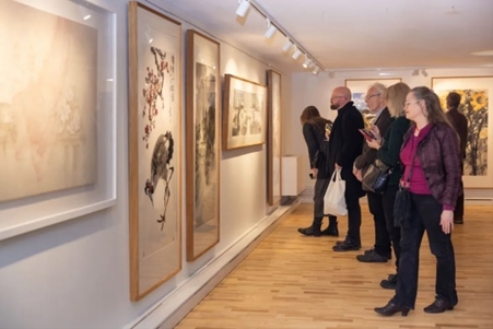 來(lái)賓參觀畫展。中國(guó)駐瑞典大使館供圖