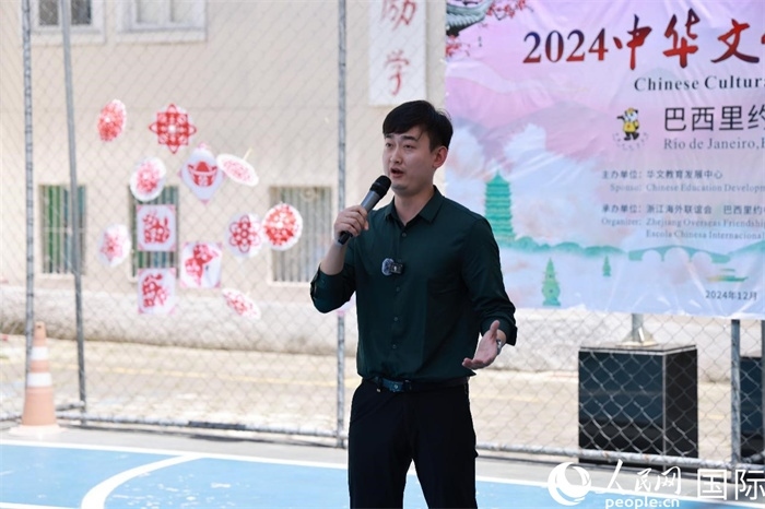 歌曲《故鄉(xiāng)的云》喚起了在外游子對(duì)故鄉(xiāng)的懷念。人民網(wǎng)記者 陳海琪攝