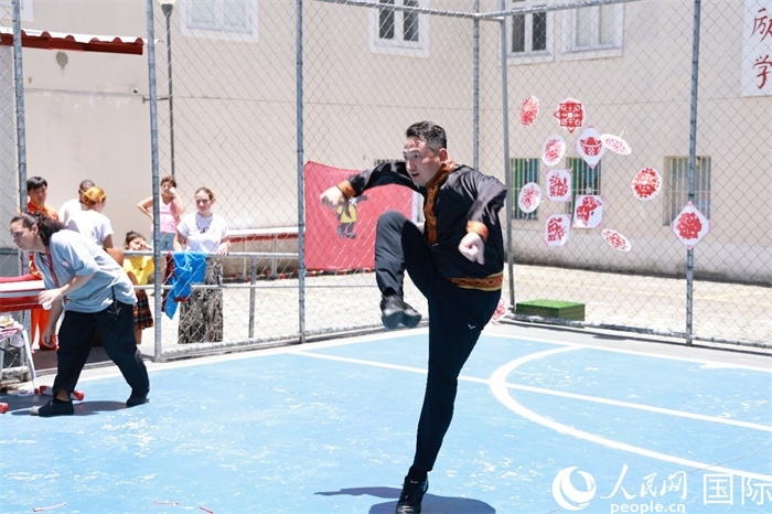 塔吉克舞蹈《夢(mèng)想》通過(guò)靈動(dòng)的舞姿展現(xiàn)了塔吉克族對(duì)美好生活的向往，仿佛帶領(lǐng)觀眾走進(jìn)了帕米爾高原。人民網(wǎng)記者 陳海琪攝