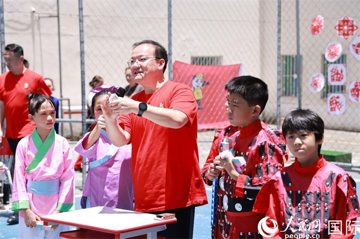 趣味數(shù)學(xué)節(jié)目以富有創(chuàng)意的數(shù)字游戲和魔尺變幻為亮點(diǎn)，激發(fā)了孩子們的數(shù)學(xué)思維與想象力。人民網(wǎng)記者 陳海琪攝