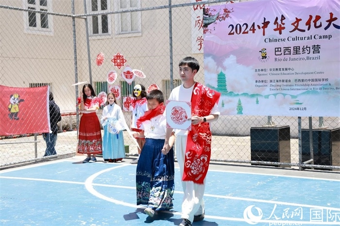 《SHOW美中華》通過(guò)國(guó)風(fēng)服飾走秀，將傳統(tǒng)文化與現(xiàn)代創(chuàng)意完美結(jié)合。人民網(wǎng)記者 陳海琪攝