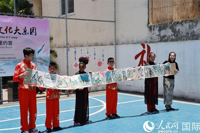 《一書(shū)一畫(huà)》展現(xiàn)了小營(yíng)員們的繪畫(huà)技巧。人民網(wǎng)記者 陳海琪攝