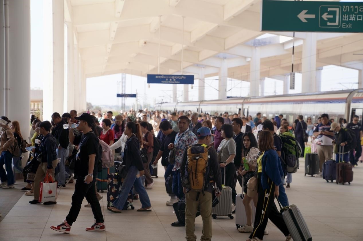 在中老鐵路萬(wàn)象站，客運(yùn)列車抵達(dá)后旅客出站。老中鐵路有限公司供圖