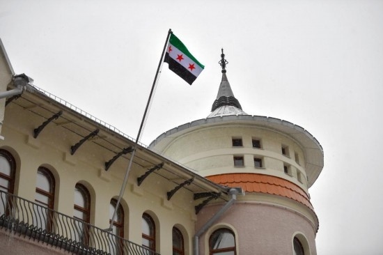 12月9日，在俄羅斯首都莫斯科，敘利亞駐俄羅斯使館升起代表敘利亞反對派的旗幟。新華社發(fā)（亞歷山大攝）