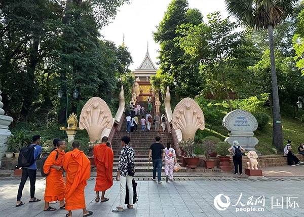 游客在金邊塔山寺游玩。人民網(wǎng)記者 簡(jiǎn)承淵攝