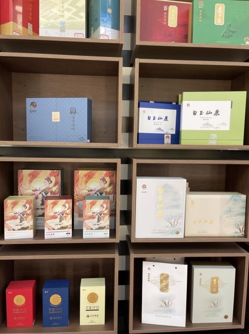 景寧各種茶葉產(chǎn)品。劉軍國(guó)攝