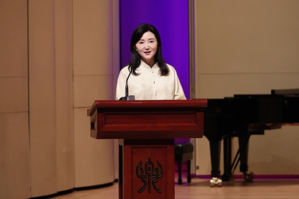 中央音樂(lè)學(xué)院黨委書(shū)記、中國(guó)民族管弦樂(lè)學(xué)會(huì)胡琴專(zhuān)業(yè)委員會(huì)會(huì)長(zhǎng)于紅梅致辭。中國(guó)民族管弦樂(lè)學(xué)會(huì)胡琴專(zhuān)業(yè)委員會(huì)供圖