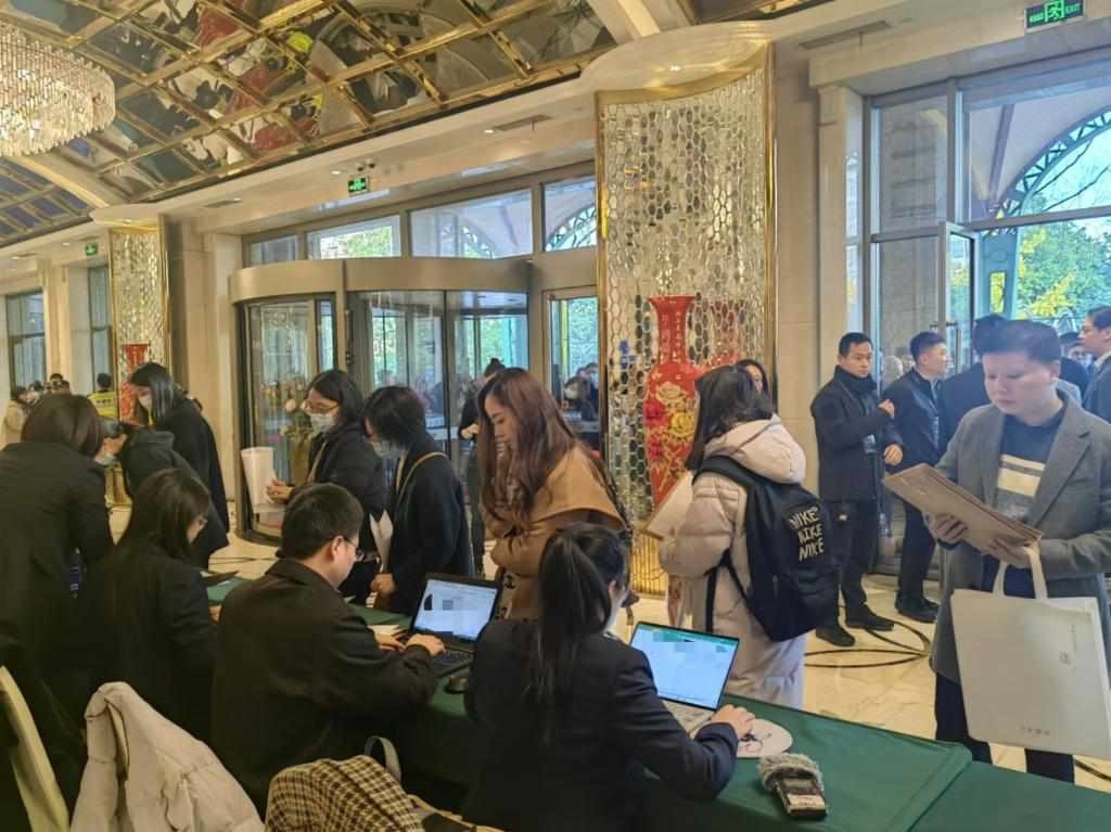 12月12日，第十批國家組織藥品集中帶量采購現(xiàn)場。新華社記者龔雯 攝