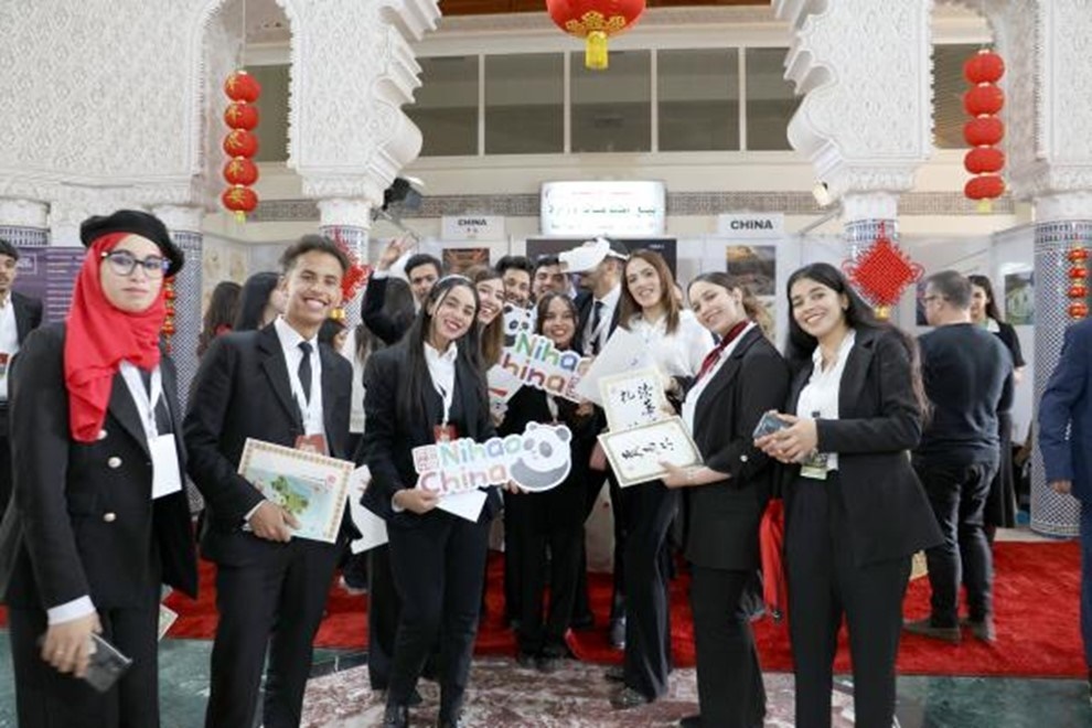 當(dāng)?shù)孛癖娛殖帧澳愫?！中?guó)”手牌合影。拉巴特中國(guó)文化中心供圖