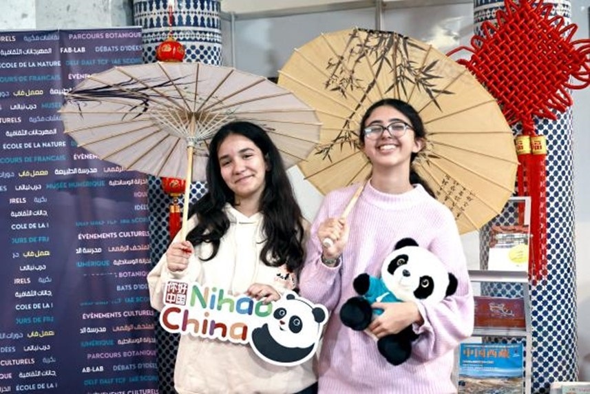 兩名女孩在合影。拉巴特中國(guó)文化中心供圖