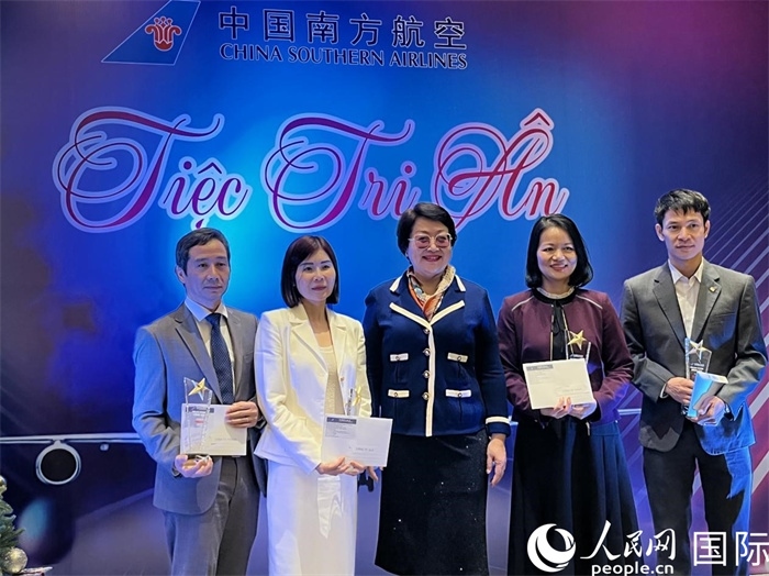 中越航司界代表在交流會(huì)上合影。人民網(wǎng)記者 楊曄攝