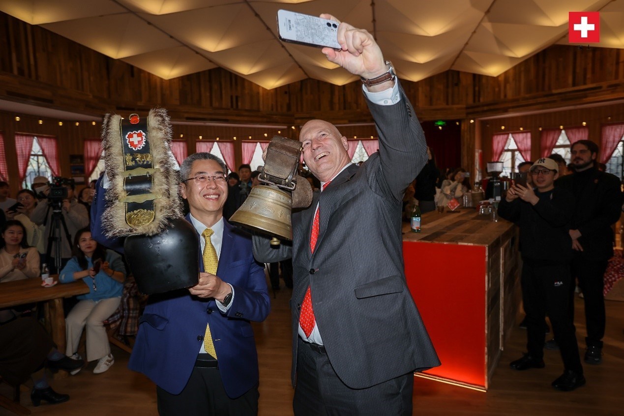 瑞士駐華大使白瑞誼與北京市西城區(qū)委副書記、代區(qū)長郅海杰搖響瑞士牛鈴，共同為小木屋揭幕。瑞士駐華大使館供圖