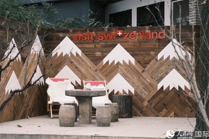 瑞士小木屋一隅，靜謐中散發(fā)出阿爾卑斯的冬日溫情。人民網(wǎng) 實(shí)習(xí)生黃睿攝