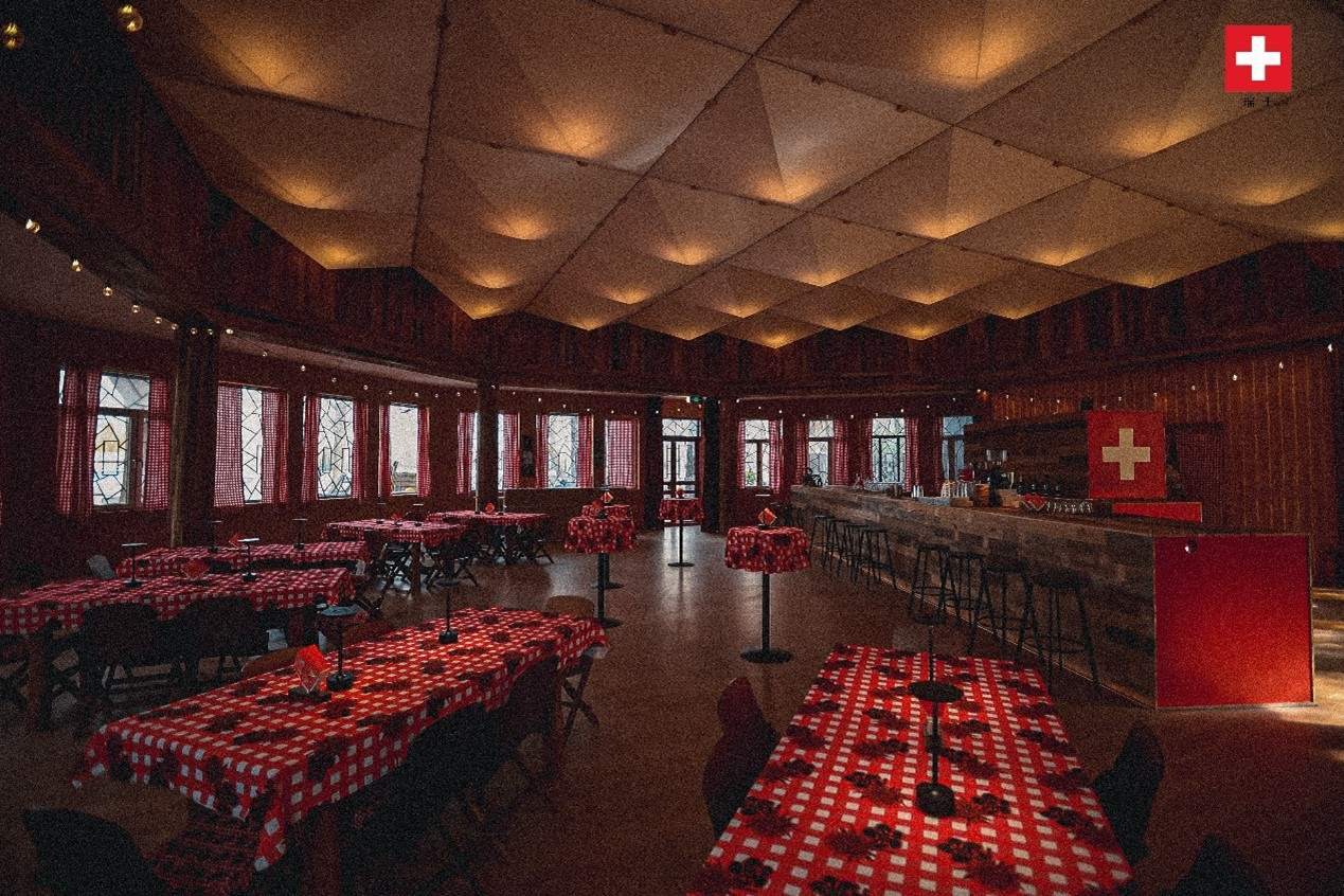 瑞士小木屋內(nèi)飾采用瑞士紅、森林棕與雪山白三種主色調(diào)，營造出自然與現(xiàn)代交融的氛圍。瑞士使館供圖