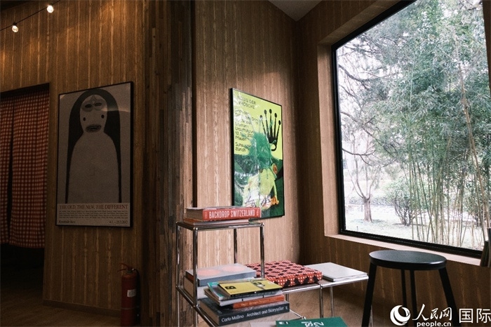 小木屋室內(nèi)一角體現(xiàn)出時尚簡約的瑞士元素。人民網(wǎng) 實(shí)習(xí)生黃睿攝