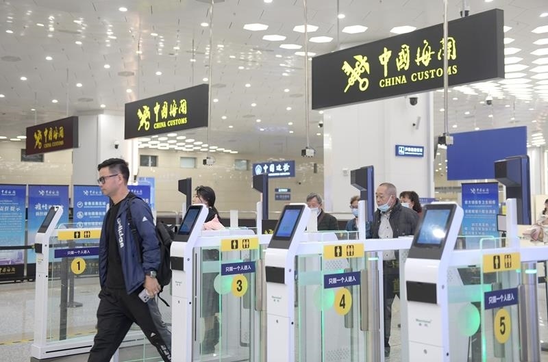 △2024年2月29日，旅客從橫琴口岸過關(guān)。