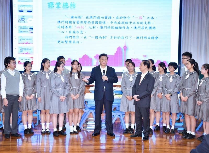 △2019年12月19日，在濠江中學(xué)附屬英才學(xué)校觀摩以“‘一國兩制’與澳門”為題的中國歷史公開課后，習(xí)近平主席走到學(xué)生中間即席發(fā)表重要講話。
