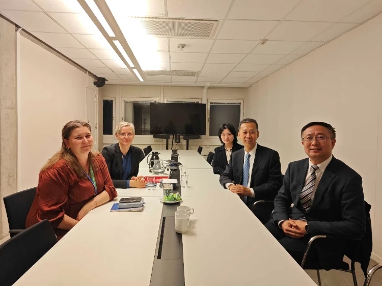 中國(guó)駐瑞典大使崔愛(ài)民會(huì)見(jiàn)瑞典聯(lián)合國(guó)教科文組織全國(guó)委員會(huì)秘書長(zhǎng)。中國(guó)駐瑞典大使館供圖