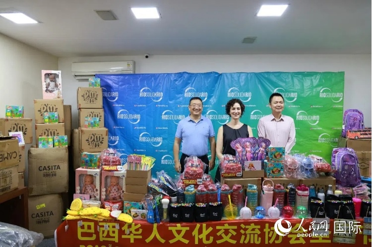 中國(guó)駐里約熱內(nèi)盧總領(lǐng)館副總領(lǐng)事王尉育（右）、里約慈善協(xié)會(huì)主席保拉·菲格雷多（中）、巴西華人文化交流協(xié)會(huì)主席上官建峰（左）出席捐贈(zèng)活動(dòng)并致辭。人民網(wǎng)記者 陳海琪攝