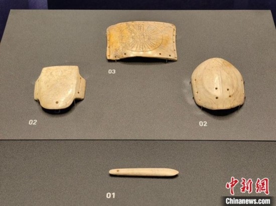12月14日，“文明先鋒—凌家灘文化玉器展”在故宮博物院文華殿開幕。圖為展覽現(xiàn)場的玉龜、玉版和玉簽。 中新社記者 應(yīng)妮 攝