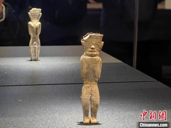 12月14日，“文明先鋒—凌家灘文化玉器展”在故宮博物院文華殿開幕。圖為展覽現(xiàn)場的立姿玉人。 中新社記者 應(yīng)妮 攝