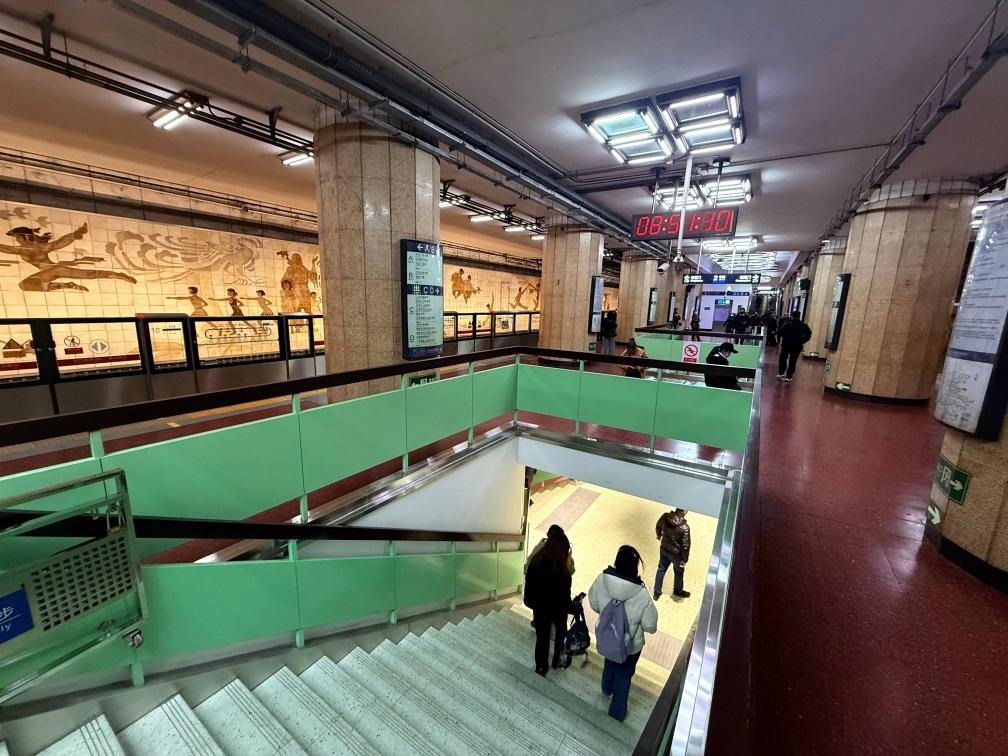 乘客從北京地鐵2號(hào)線東四十條站走“站中站”換乘地鐵3號(hào)線。新華社記者張驍 攝