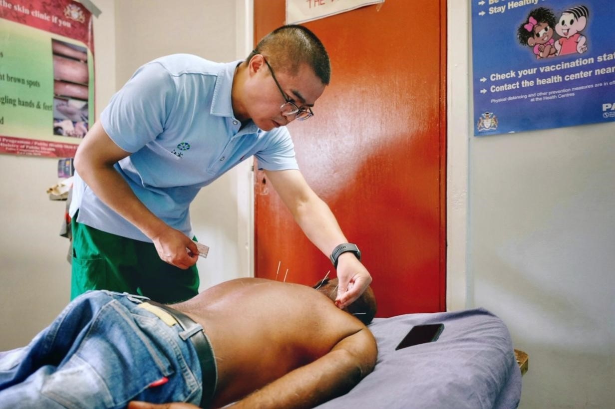 第20期中國(guó)（江蘇）援圭亞那醫(yī)療隊(duì)在圭偏遠(yuǎn)的林登高速社區(qū)開(kāi)展義診。中國(guó)援圭醫(yī)療隊(duì)供圖