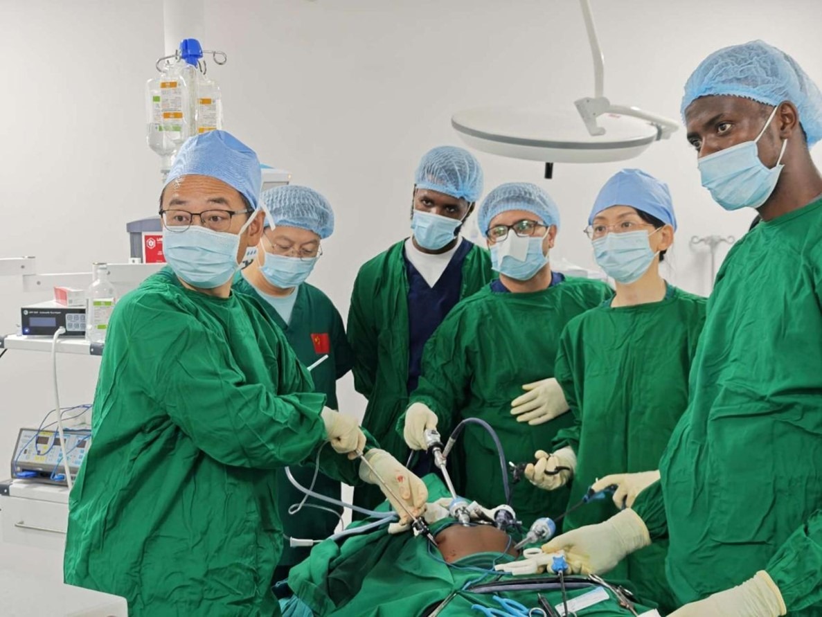 中外醫(yī)師合作進(jìn)行腹腔鏡手術(shù)。中國援桑醫(yī)療隊(duì)供圖