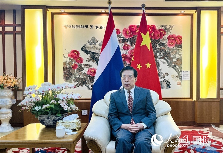 2024年12月10日，中國駐泰國大使韓志強在泰國曼谷接受中國—東盟中心（ACC）組織的“多彩東盟：2024年中國媒體東盟行”媒體團采訪。人民網(wǎng)記者 羨江楠攝