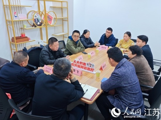 “紅興會客廳”，一場助企紓困協(xié)調會正在進行。人民網 徐晨曦攝