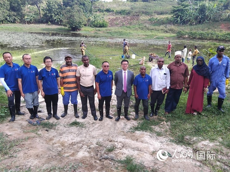 滅螺現(xiàn)場。施亮攝